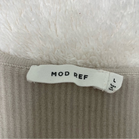 Mod Ref V-Neck Stretch Crop Top - Picture 4 of 4